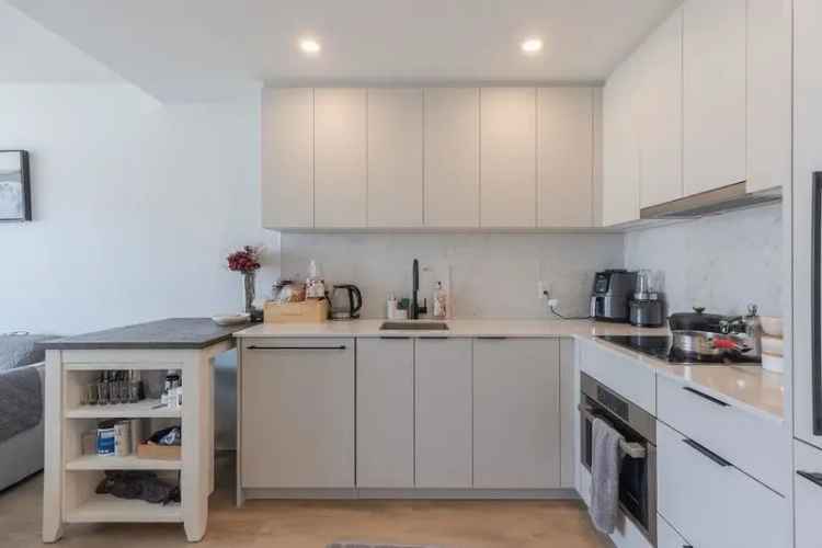 Condo For Sale in Surrey, British Columbia