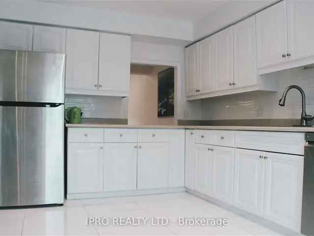 Bayview Village 3 Bedroom Townhome - Spacious Corner Unit