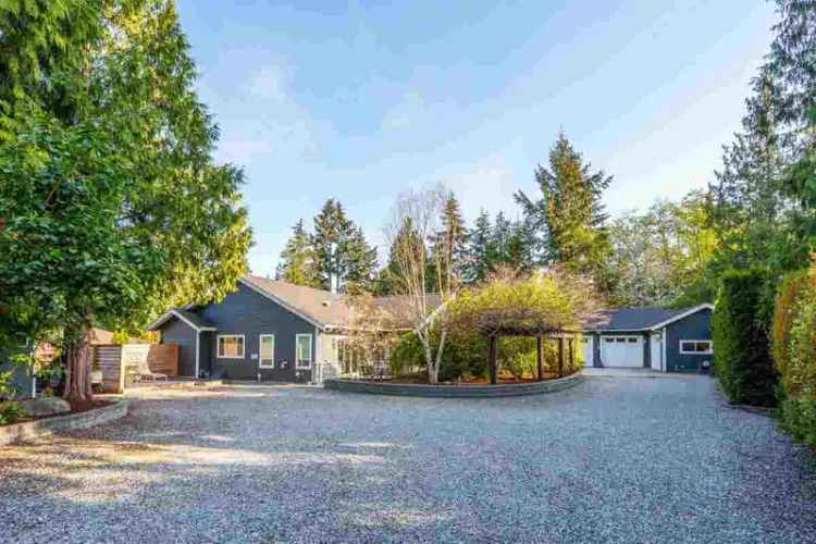 5-Bed 3-Bay Garage Home with Theatre Room Gym Sauna