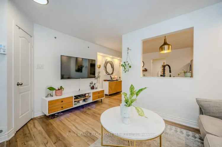 Condo For Sale in 10, Douro Street, Toronto, Ontario