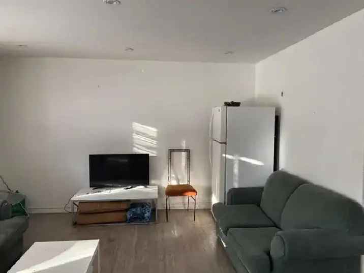 Room for rent sharing in Scarborough near Kennedy and Finch with utilities