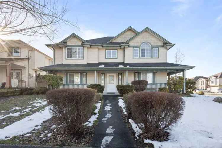 West Abbotsford 3000 Sq Ft 2-Storey Home with 2 Legal Suites