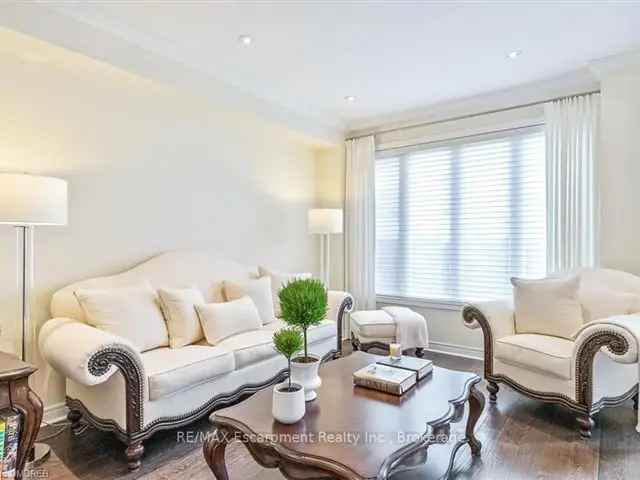 Executive Townhome 3 Beds 4 Baths 3177 Sqft Finished Bsmt Near Bronte GO