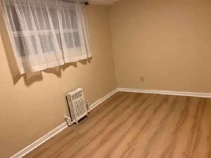 Reno'd 3 Bed Apt 1xPkg 1x4pc-bath 1150sf $2900  Toronto