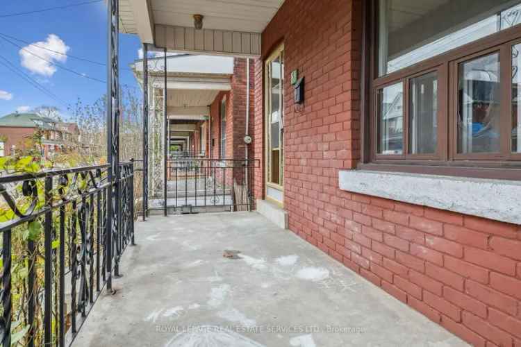 House For Sale in Hamilton, Ontario