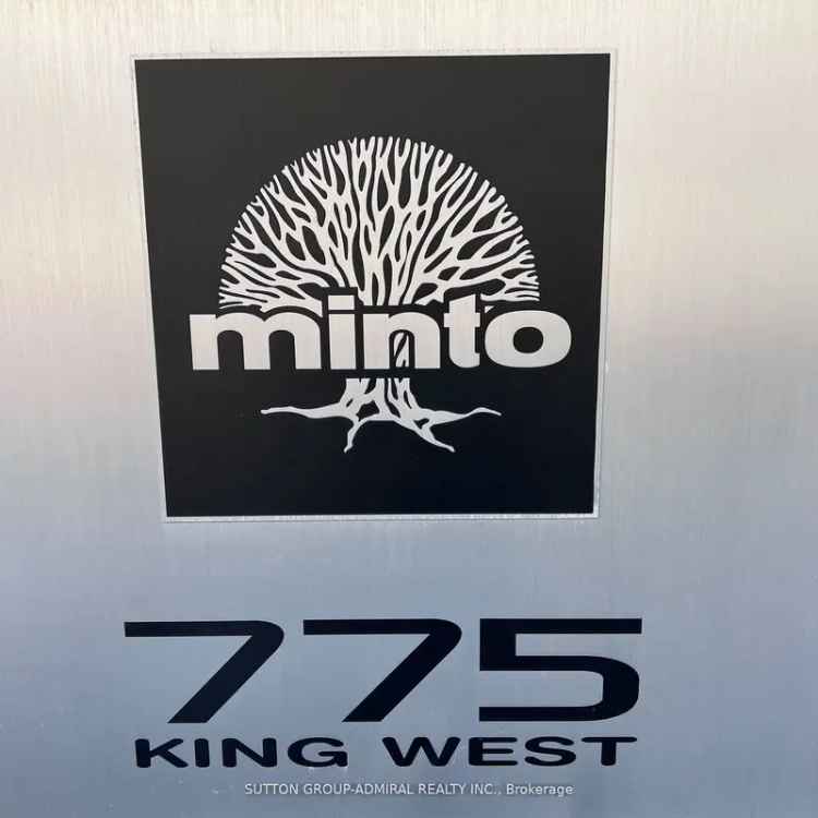 King West 2-Storey Condo Open Concept Chic Spacious Parking