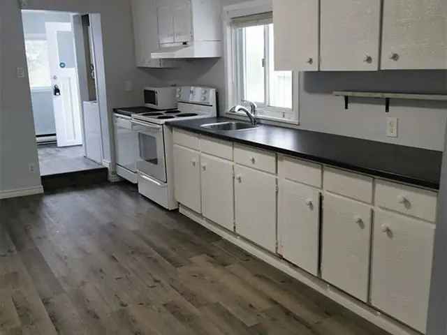 4 Bedroom Bungalow Near Lake Simcoe - Newly Renovated