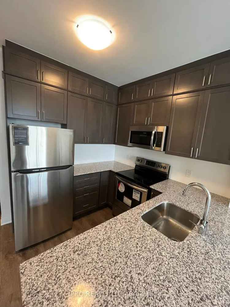 Oakville Condo: 1 Bedroom + Den, Modern & Upgraded