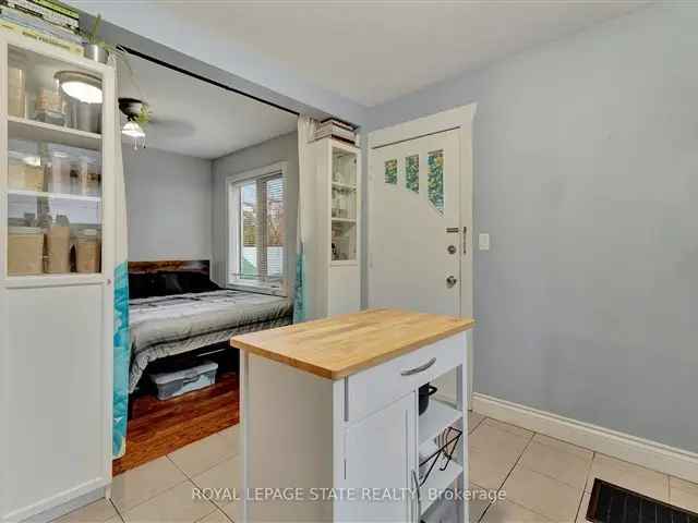 Charming Bungalow Near Ottawa Street