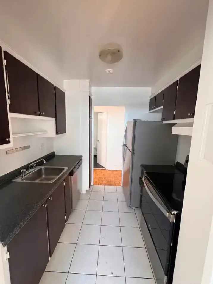 Spacious 2 Bedroom Apartment Cote Saint Luc