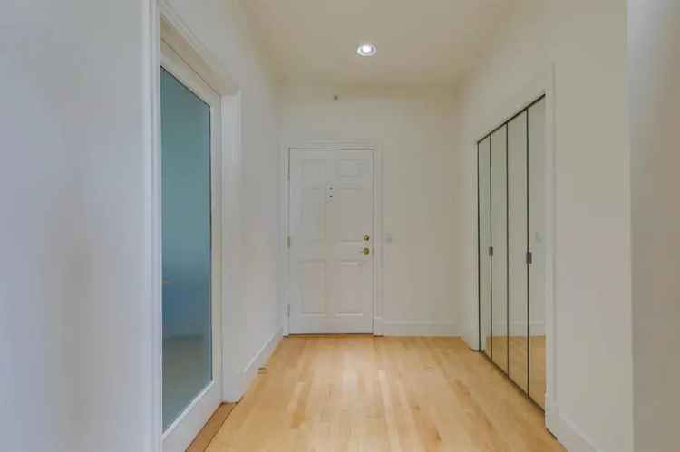 Top Floor 3-Bed Condo in Kensington 1358 sq ft