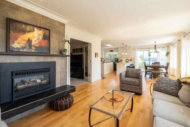 5 Bedroom Home Steps from Langdale Ferry Stunning Views