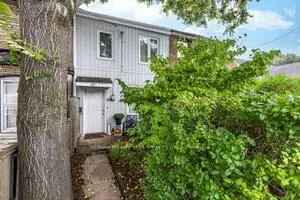 2 Story Townhouse near Kensington Market 3 Bedrooms