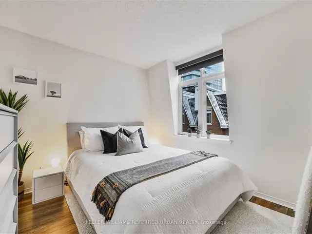 Midtown Toronto Townhouse Updated Kitchen Rooftop Deck Parking Locker