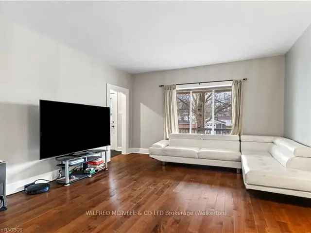 House For Sale in Hamilton, Ontario