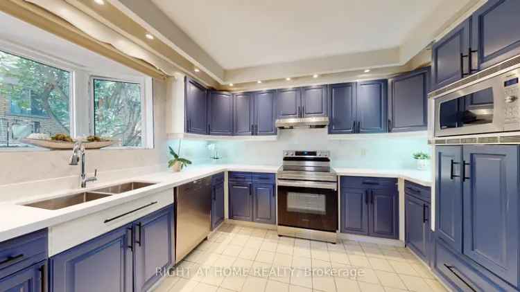 Willowdale Home: Spacious, Well-Maintained House with Ravine Access