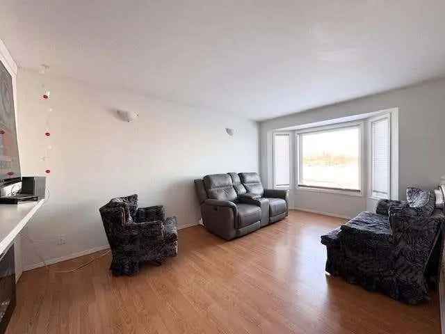 3 1 Bedroom Bi Level Home in SE Brandon Close to Schools