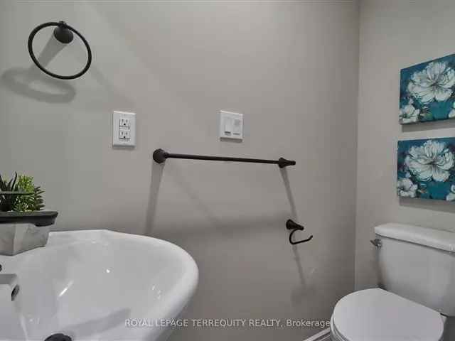 Townhouse For Sale in Oshawa, Ontario