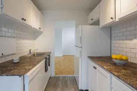 Rent 1 Room Apartment in Montreal with Central Location and Amenities