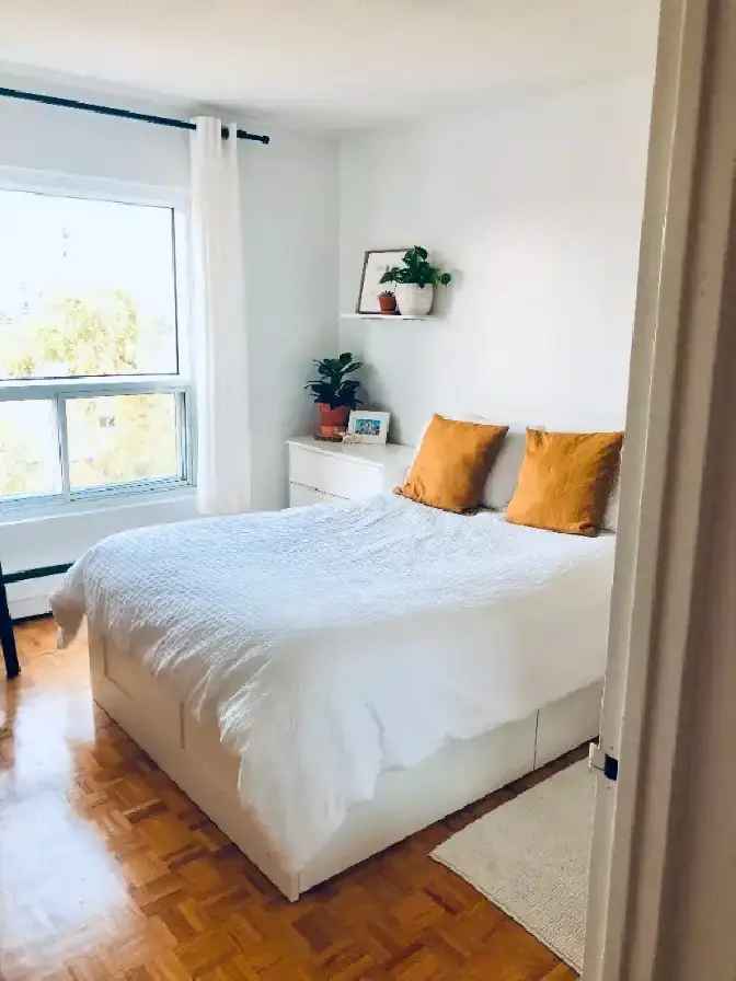 Rent 1 Bedroom Apartment in Sandy Hill with Balcony and Parking