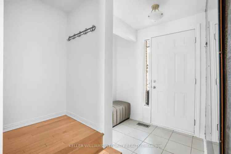 Bright 3-Bedroom Townhouse Near Shopping Parks and Transit