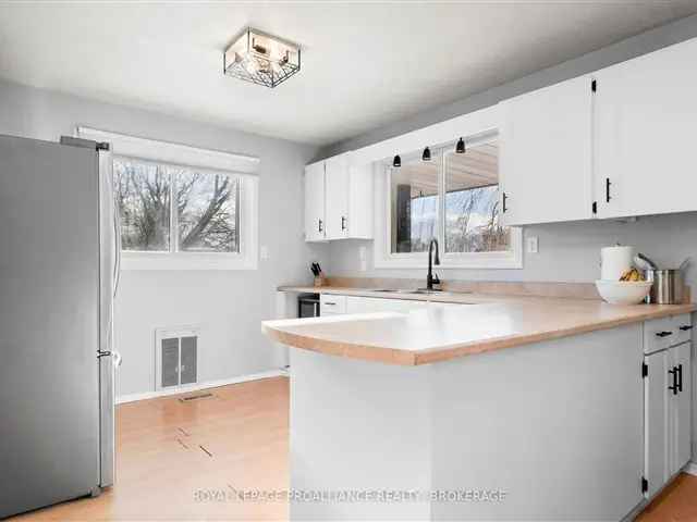 Greater Napanee 3-Bedroom Home - Updated Kitchen & Bathroom