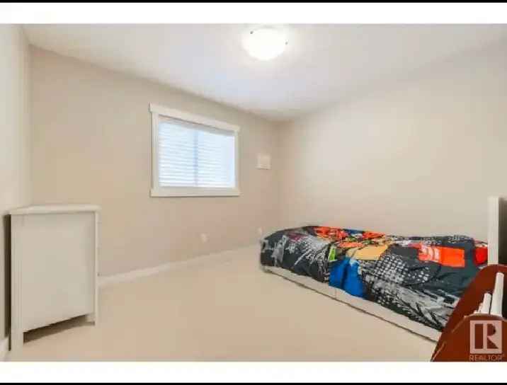 Room for Rent for Girls in Tamarack Common Edmonton