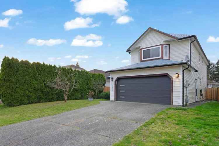 Renovated 1918 sq ft Home with 6-Car Parking and Fenced Backyard