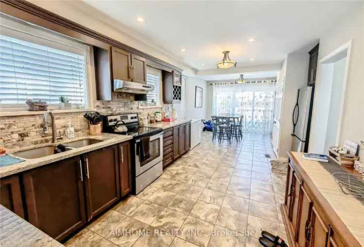 House For Sale in Newmarket, Ontario