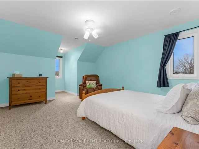 Charming Vineland Home: Renovated 2-Storey Family Home