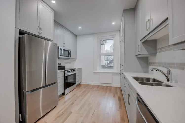 Spacious 2-Bedroom Apartment in Golden Square Mile