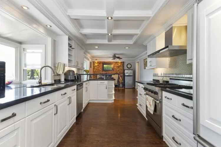 East Abbotsford Estate 6 Bed 4 Bath In Ground Pool