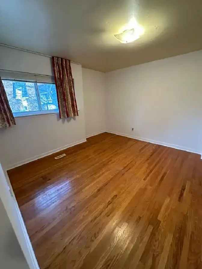 BRIGHT AND SPACIOUS ROOM FOR RENT - DON MILLS SUBWAY STATION