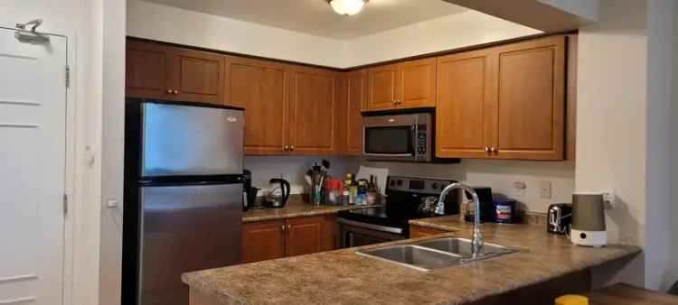 Richmond Hill Condo: 1-Bed + Den, Parking, Amenities Included
