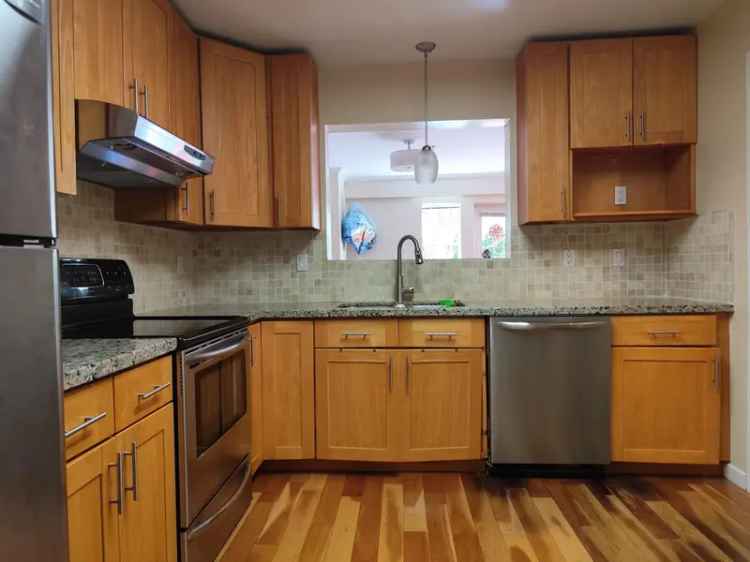 2 Bedroom Condo near UBC - Private Patio & Amenities