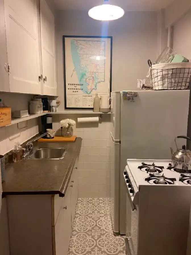 Rent Bachelor Apartment in Downtown Near College Subway Station