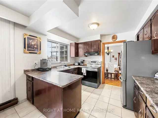 House For Sale in Oakville, Ontario