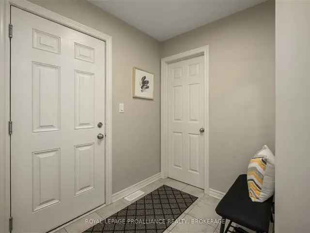 4-Bedroom Home in Woodhaven West End Updated Kitchen and Bathrooms