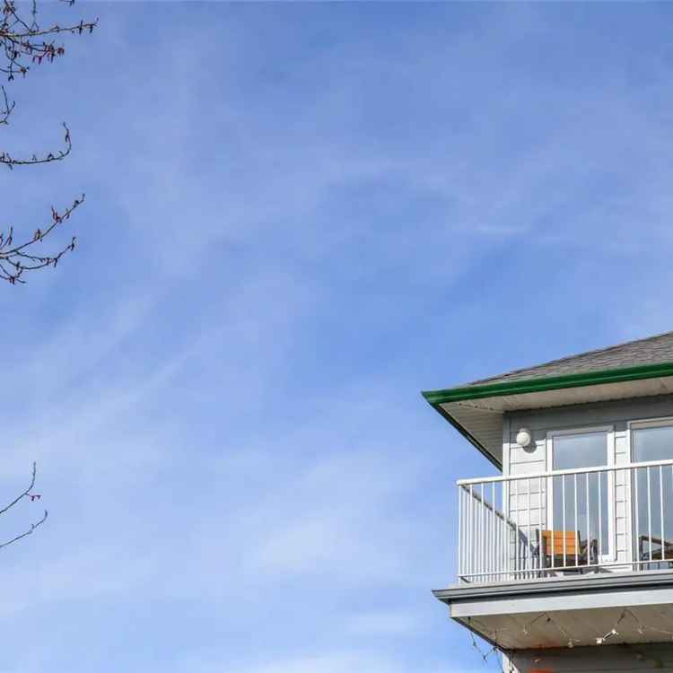 Comox 3 Bedroom Condo for Sale