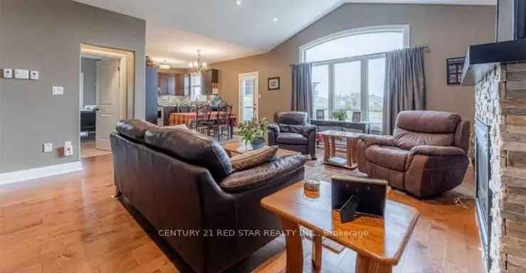 Raised Bungalow 3+1 Beds 6 Car Parking Main Floor Laundry