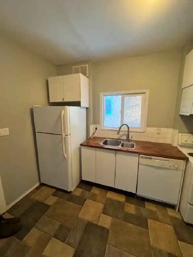 West End 2 bed/1 bath renovated suite