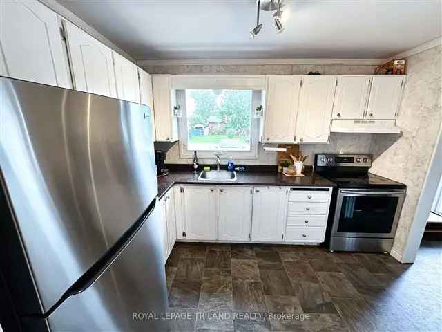 Townhouse For Sale in Southwest Middlesex, Ontario