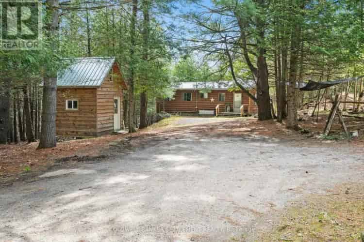 Burridge Lake Cottage: 4-Bedroom Seasonal Home with Lakeside Deck and Dock
