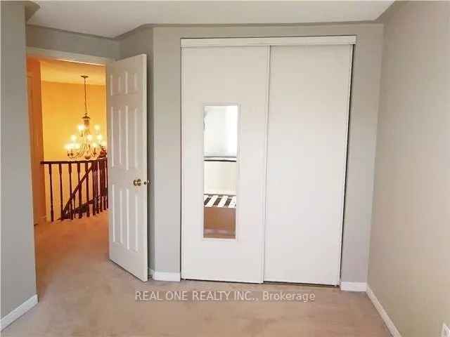 Glen Abbey Freehold Townhouse Walkout Basement New Kitchen