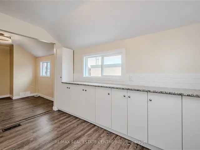 House For Sale in Hamilton, Ontario