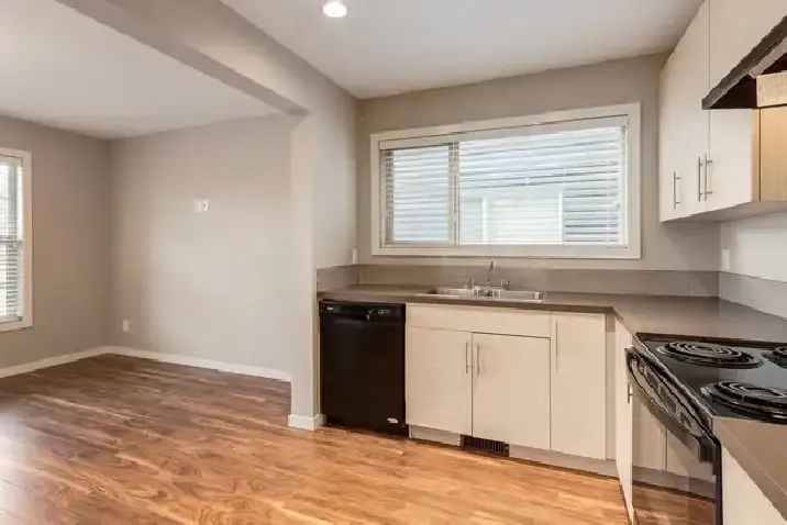 Townhomes with In Suite Laundry - West Townes - Townhome for Ren