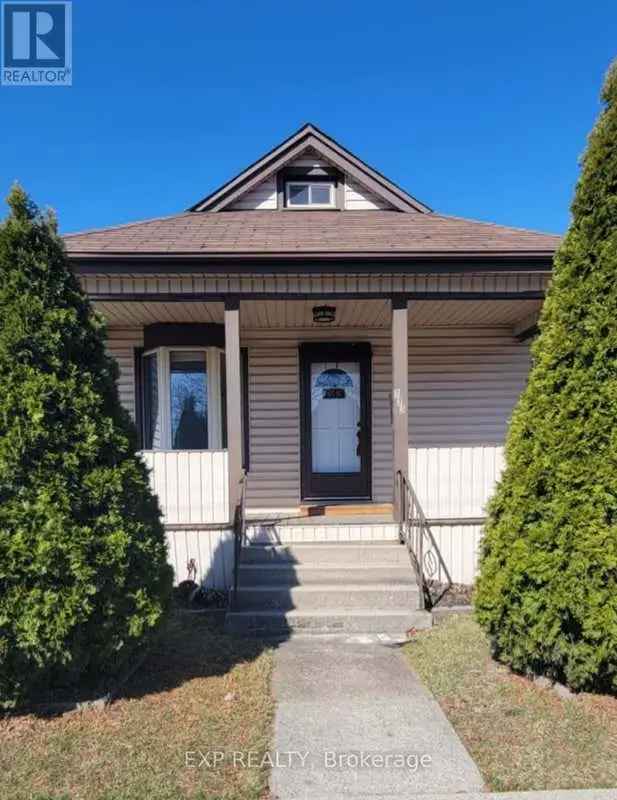 Charming 3-Bedroom Home in Hamilton with Private Attic Retreat
