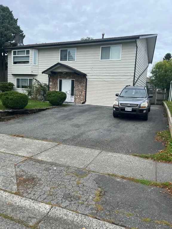 House For Sale in 13813, 89 Avenue, Surrey, British Columbia