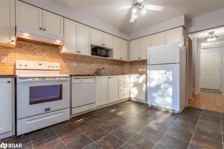 Updated 3-Bedroom Condo Townhouse in Painswick Barrie