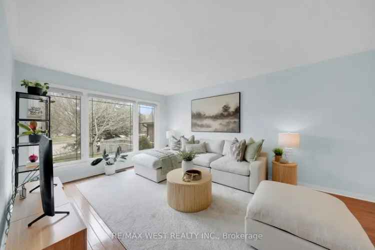 Executive Raised Bungalow in Newmarket - 3 Beds, Private Oasis